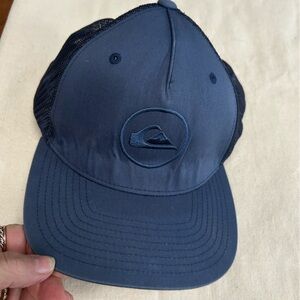 Quiksilver Navy on Navy SnapBack Mesh Cap, Flatbill hat. Comfortable & Stylish.